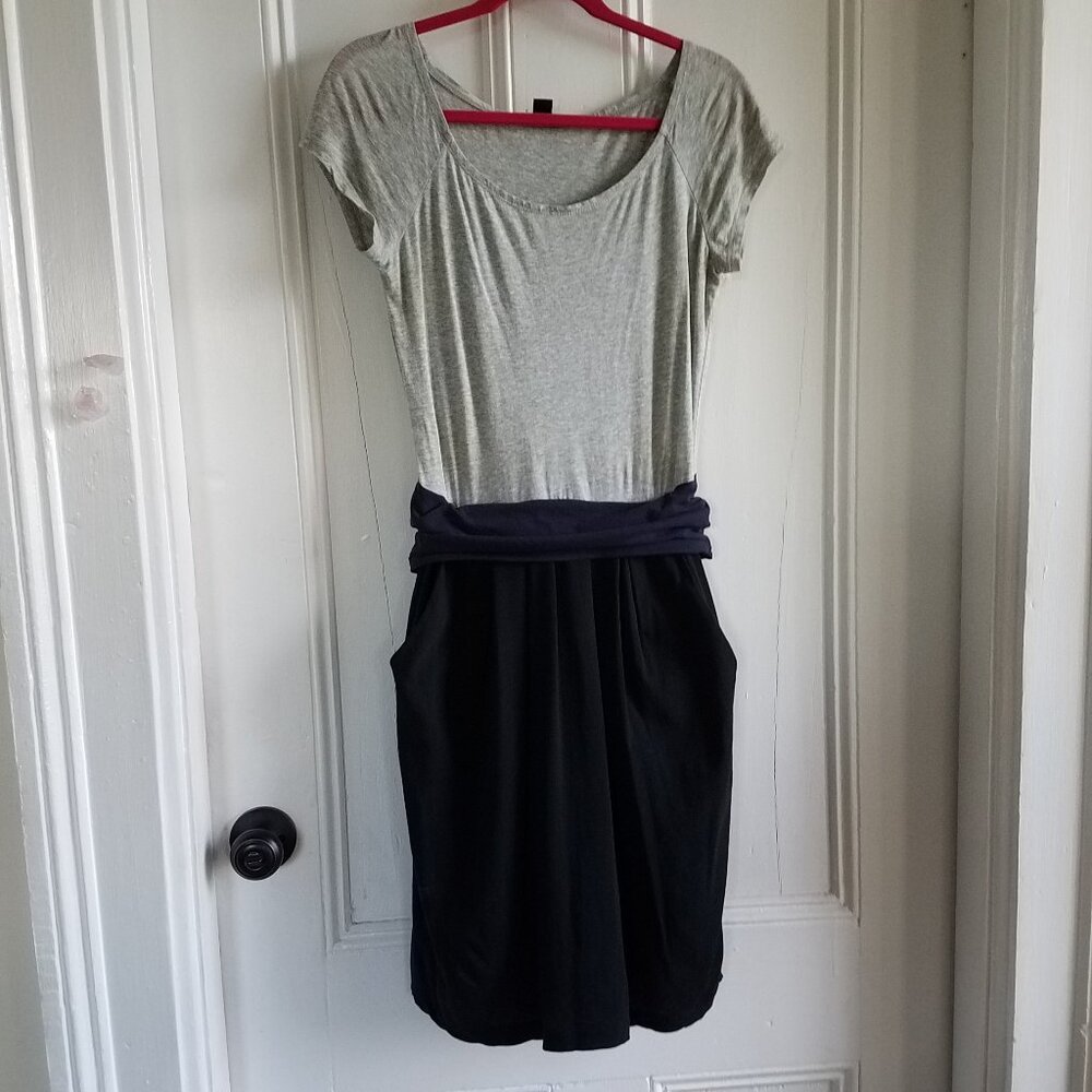 DKNY Cotton Jersey Dress~Gray Top~Navy Blue Waistband~Black Skirt w/Pockets~M